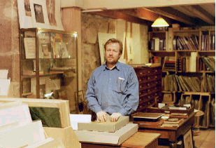 Sylvain Calvier dans son magasin du Village Saint Paul à Paris